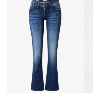 Blå bootcut jeans - Säljer ett par snygga blå low waisted LTB jeans i mycket bra skick. Använd fåtal gånger och inga defekter🌺