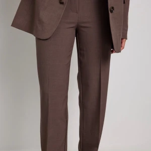 Brun och grå kostym byxor från NAKD  - Säljer dessa två kostymbyxor då jag inte kan ha dom. Dom är knappt använda. Båda inköpt för 499kr styck, säljes för 500kr eller en för 300 🩷