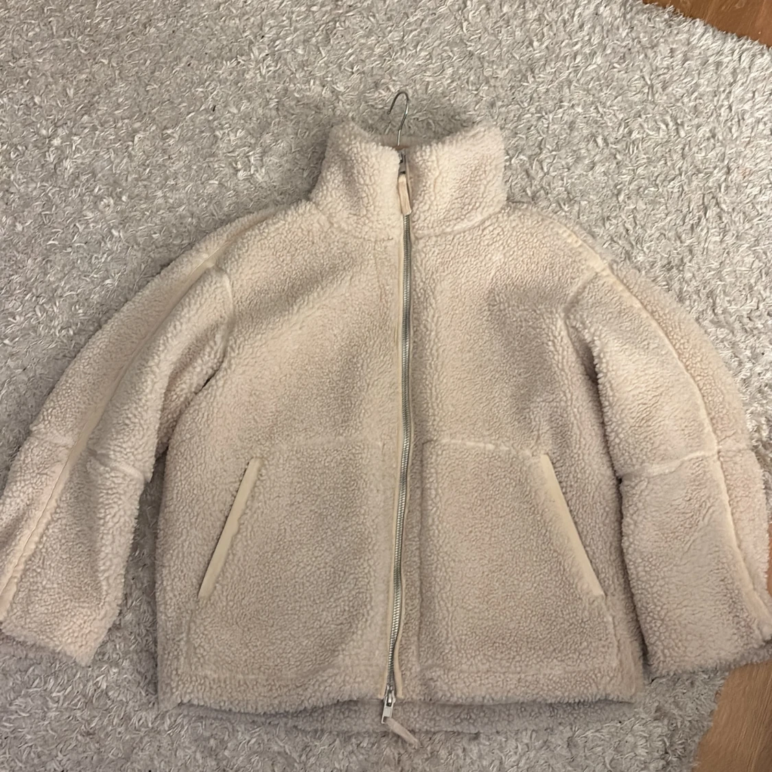 Beige teddyjacka från H&M