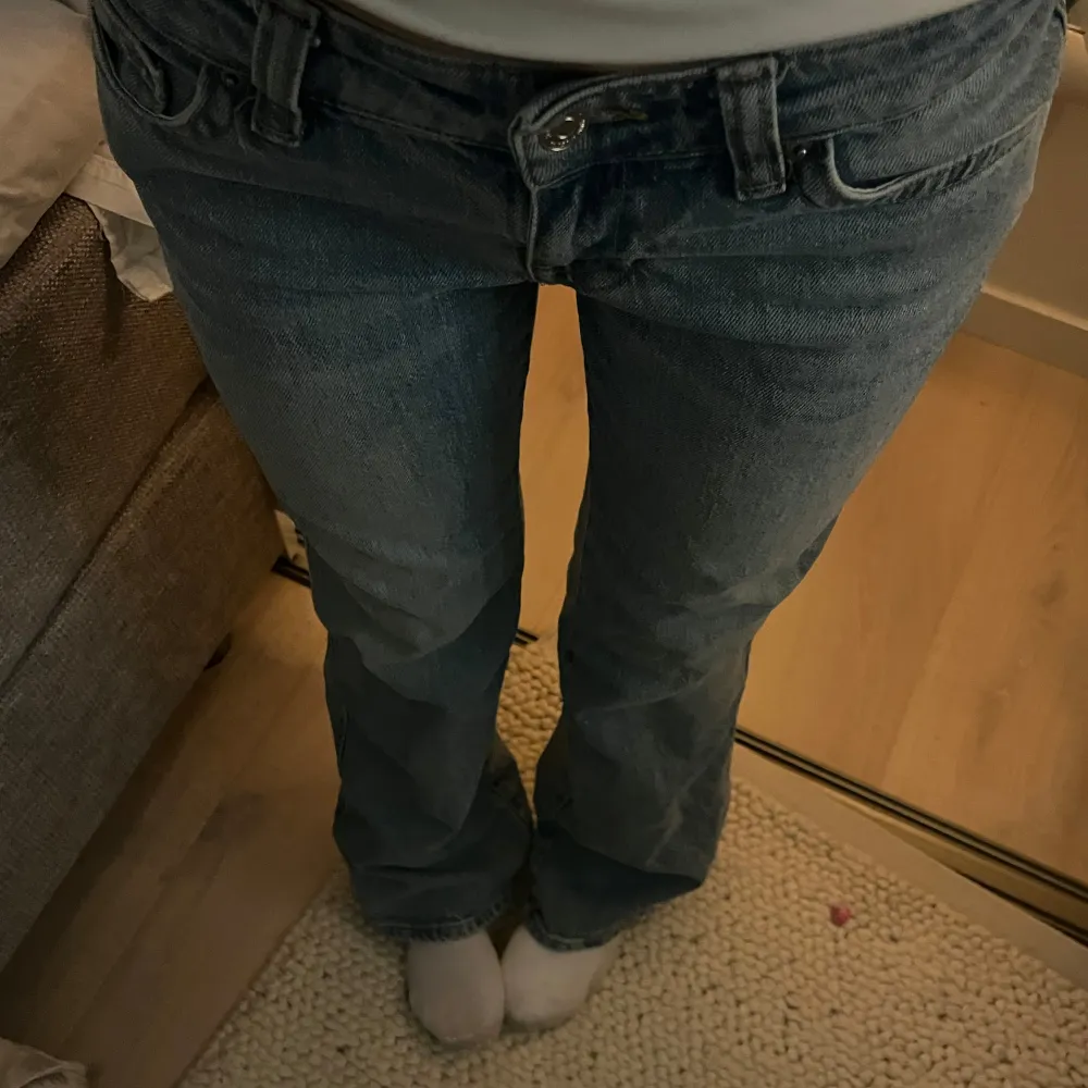 Säljer ett par fina blå bootcut jeans i superbra skick utan defekter. De har supersnygga fickor på baksidan, är lågmidjade och har en bekväm passform. Kommer inte direkt ihåg men gissar på att nypris var ca 600!. Jeans & Byxor.