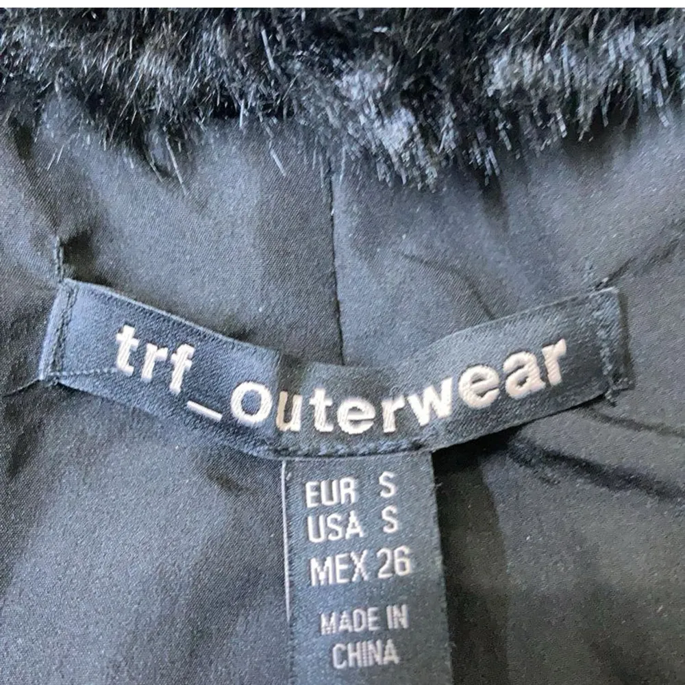 Säljer en supermjuk och fluffig svart pälsjacka från TRF Outerwear. Perfekt för att hålla sig varm och stilren under kyliga dagar. Jackan passar för både höst och vinter. Kom privat för egna bilder!💕. Jackor.