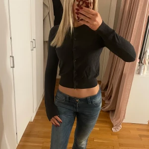 Svart kofta med knappar - Säljer en snygg svart kofta i bra skick. Den är croppad. Perfekt för till vintern och funkar både till vardags och fest. 