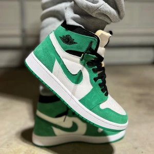 Jordan 1 High Zoom Air CMFT - Jordan 1 High Zoom Air CMFT Stadium Green storlek 42 väldigt bra skick 9/10      pris på stockx 1600 kr 
