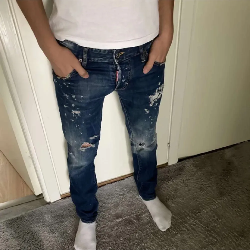 Tjo säljer mina dsq2 jeans för 999 som är använda men super bra skick pris kan diskuteras det är snygga köpt för 7500 men inte min stil modellen är ca 172 och väger 55 kg . Jeans & Byxor.