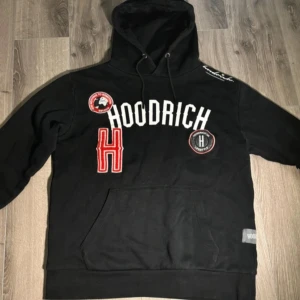 hoodrich hoodie - Säljer en svart hoodie från Hoodrich med coola broderade detaljer. Den har en stor ficka fram och justerbar huva med snören. Perfekt för en avslappnad stil! Sparsamt använd och jättebra skick, skriv för mer frågor eller bilder 😊