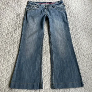 Timezone low rise Jeans - Sjukt fina jeans från märket Timezone som jag säljer pga för korta. Skicket är 10/10 och har inga avvikelser. Materialet är i lite stretch och 100% bomull. Använd någon enstaka gång och passformen är flare/bootcut! Skriv gärna om ni har några frågor!
