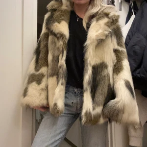 Fuskpäls-jacka - Super snygg fuskpäls jacka super varm o skön fungerar perfekt som vinterjacka💕💕