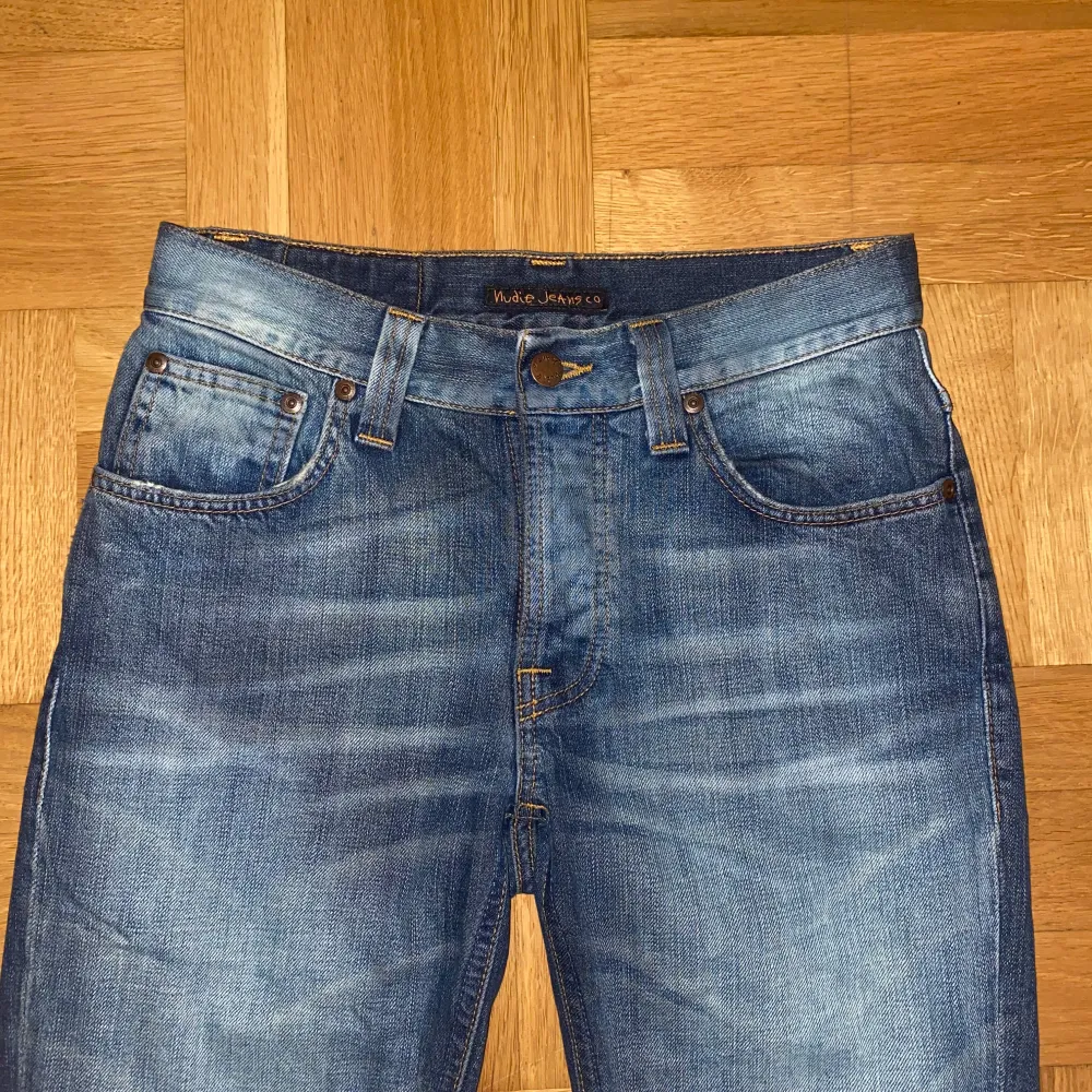 Assnygga nudie jeans med en feeet tvätt på dem! Storlek W29 L32 men mer som W28. Midja 37 cm. Innerbenslängd 77 cm. Dessa passar ej mig så kommer tyvärr inte kunna skicka bild med dem på. För mer frågor skriv jättegärna till mig! (Priset kan diskuteras). Jeans & Byxor.