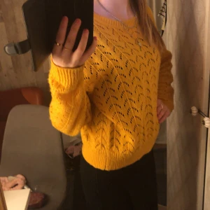 Gul stickad tröja - Säljer en superfin gul stickad tröja. Den har ett snyggt hålmönster och långa ärmar 🧶✨