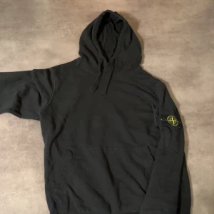 Stone Island Hoodie - Svart Fin Stone Island Hoodie i bra skick Hör av er om ni har några frågor eller vill ha mer bilder🍾