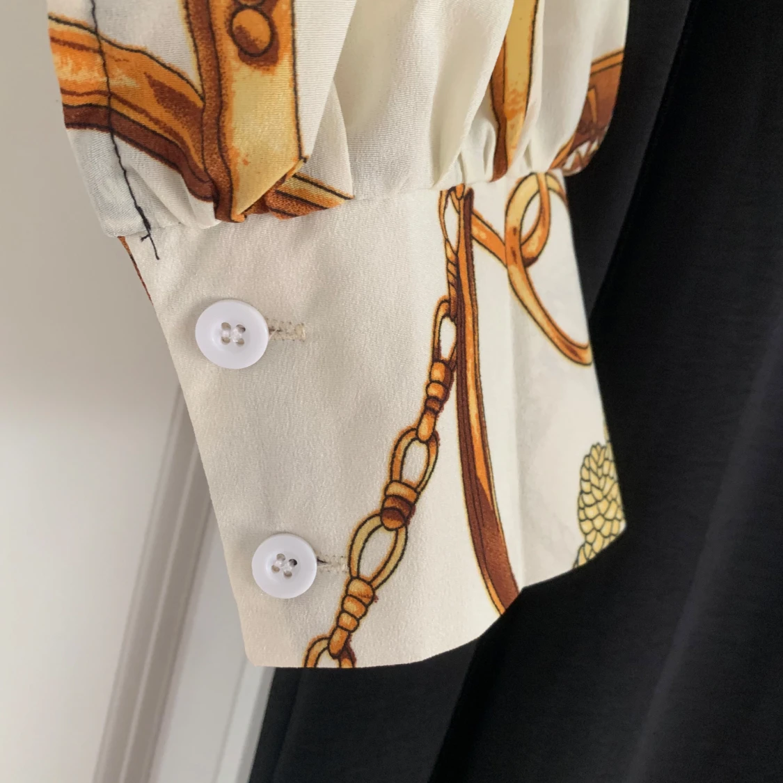 Svart klänning med mönstrade ärmar - 91