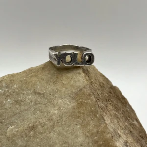 Silverfärgad ring med texten YOLO🥰🥰 - Trendig ring i silverfärg med texten 'YOLO'. Perfekt för att ge en edgy touch till din stil. Ringen har en modern design och är lätt att matcha med andra smycken💖🥰🥰🥰✌🏼