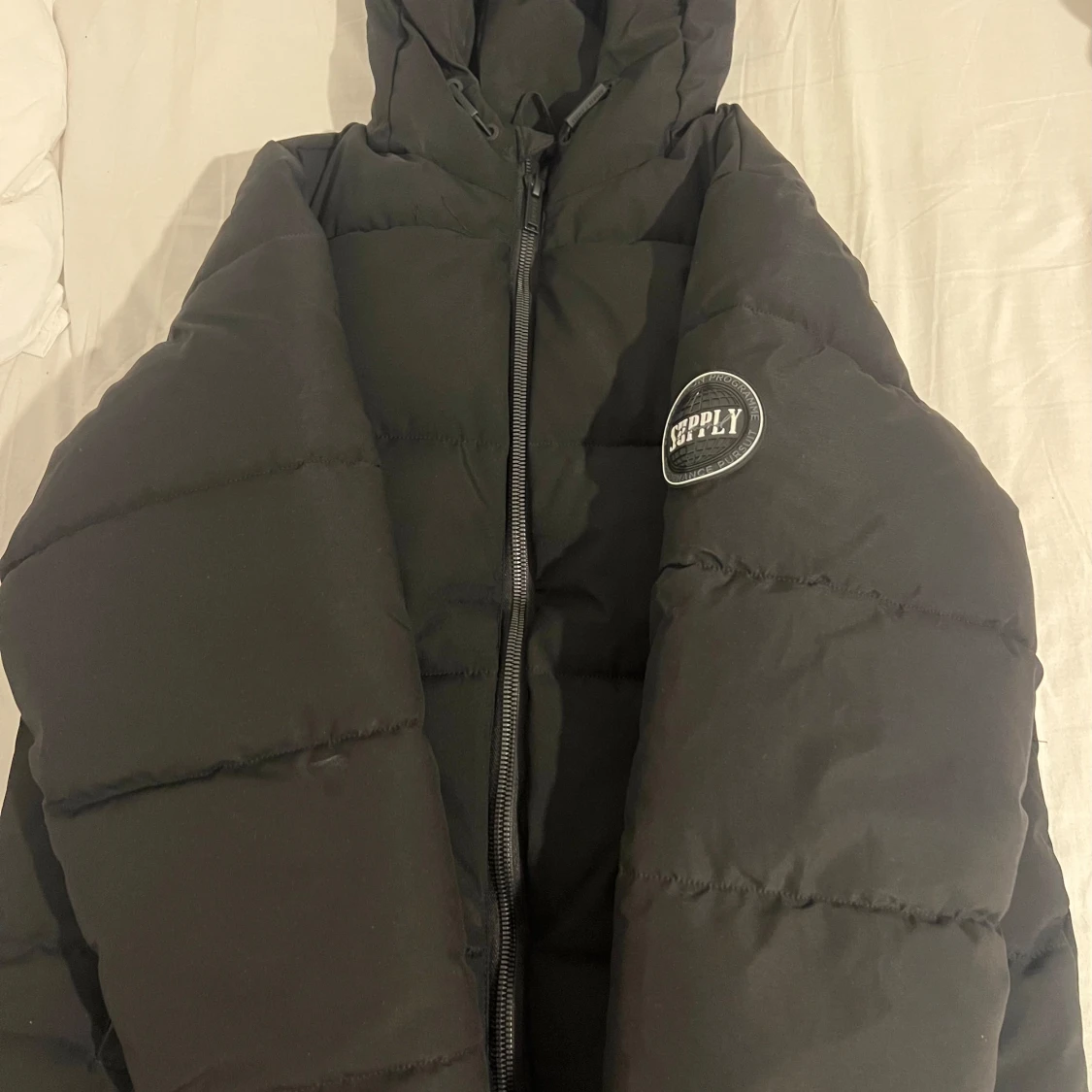 Svart pufferjacka från Supply & Demand