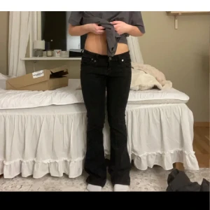 Svarta bootcut jeans - Säljer dessa svarta bootcut jeans som jag köpte på Plick därav lånade bilder från tjejen jag köpte av! Bara o skriva om ni har frågor. Byxorna passar mig perfekt och jag är 167 ish 💕strl S