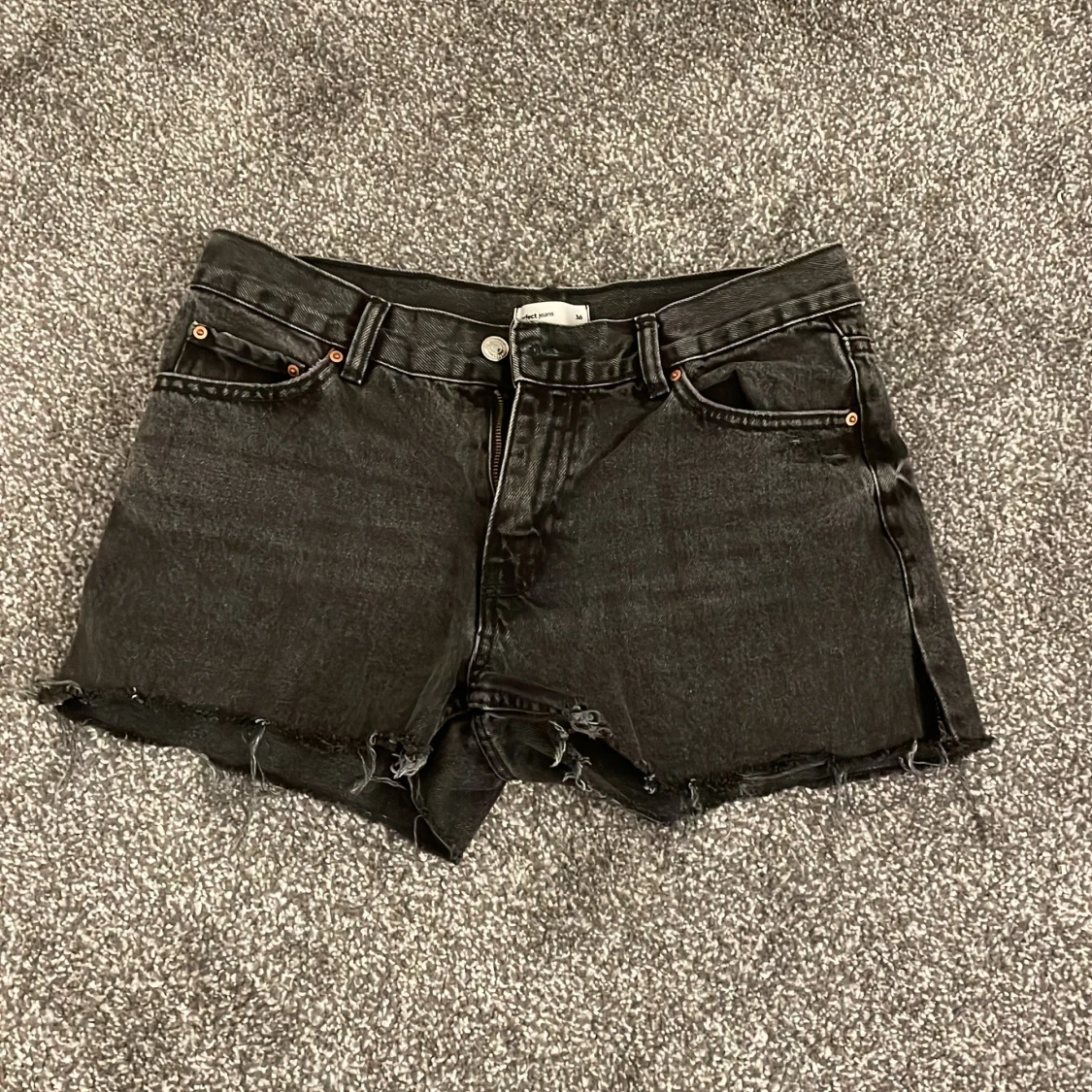 Svarta jeansshorts från Gina tricot