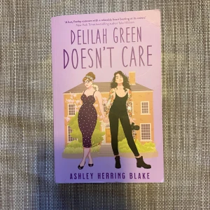 Delilah Green Doesn't Care - En charmig och humoristisk roman om Delilah Green som återvänder till sin hemstad för att fotografera sin styvsysters bröllop. Med en mix av romantik och självupptäckande, utforskar boken relationer och förväntningar. Perfekt för dig som gillar en mix av humor och känsla.