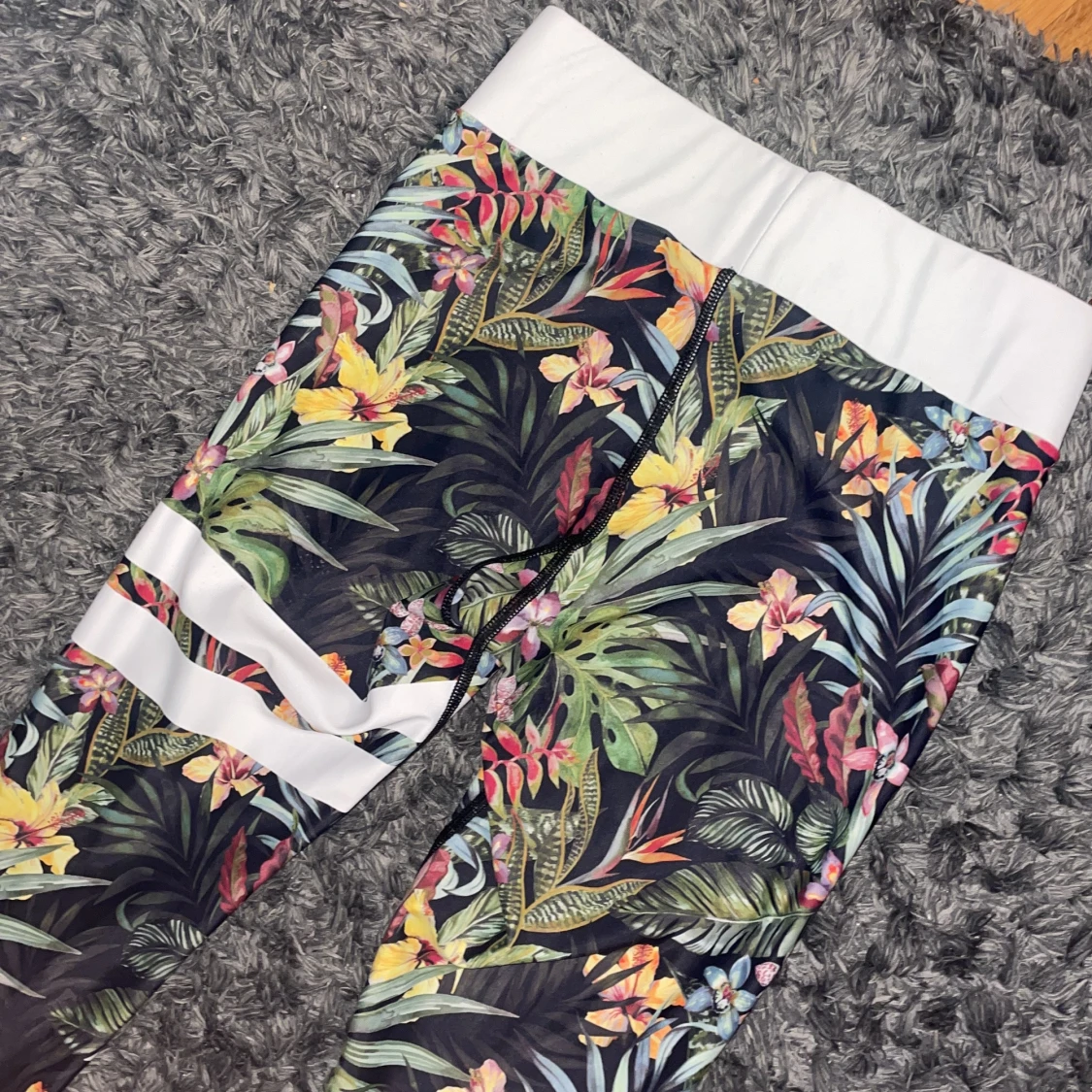 Blommiga träningsbyxor från Stronger - 4