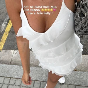 Vit klänning  - Säljer en söt vit klänning från Nelly med volangdetaljer. Klänningen är ärmlös och har en kort längd, perfekt för sommarens varma dagar. Den har en luftig och lätt passform med smala axelband. Passar även perfekt nu till studenten!💞💞passar m och s