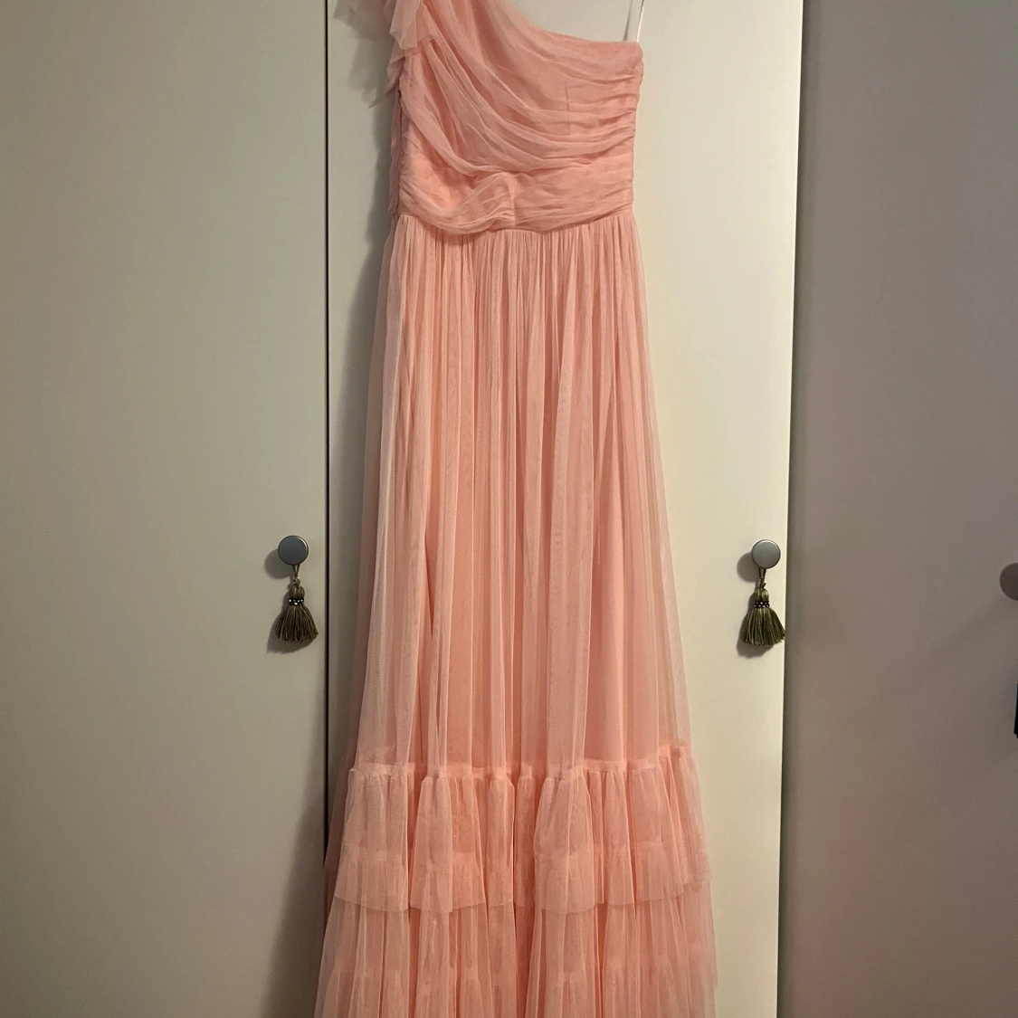 Ljusrosa långklänning med volang - 1