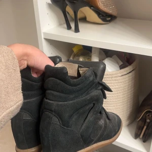 Svarta sneakers i mocka - Säljer mina Isabel Marant skor då dom inte kommer till användning längre, dom är i fint skick men finns några defekter annars är dom fina. Pris kan diskuteras!