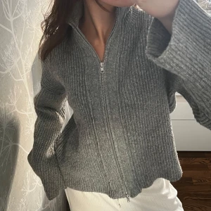 Kofta - Den populära koftan från Lager157 som är slutsålt på nätet och i nästan varje butik. Väldigt mysig, och bara använt 1 gång, så den är i väldigt bra skick☺️