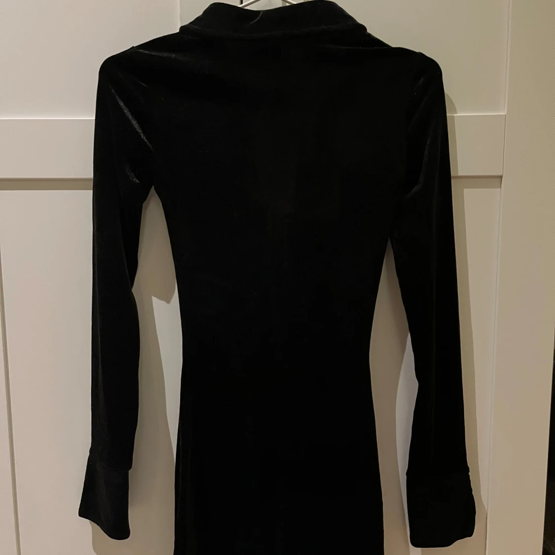 Skimrande sammetsklänning - 1