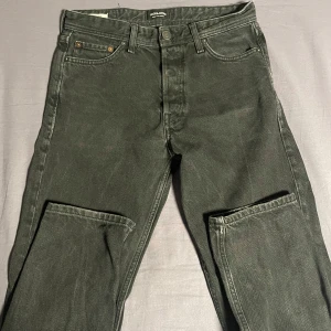 Svarta jeans från Jack & Jones - Snygga loose/chris jeans från Jack & Jones som jag säljer p.g.a att dem är för små. Bra skick och i storlek (W27, L32) Hör av dig vid minsta fundering! MvH