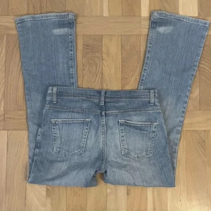 Blå bootcut jeans  - Så snygga jeans!! Måtten är: midjemått - 39 cm och innerbenslängd - 72 cm. Köpte på Vinted men passade inte säljer därför vidare. Skriv för frågor (lånade bilder) 💗💗 