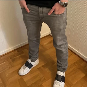 Grå jeans från Replay - Säljer dessa replay jeans. De är i storlek 31-30. Nypris ligger runt 1200, mitt pris 499. Vid minsta lilla fråga skriv👍