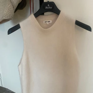 Soft Goat väst i cashmere - Sprillans ny Soft Goat vit väst i Cashmere kommer i orginalförpackning i storlek S