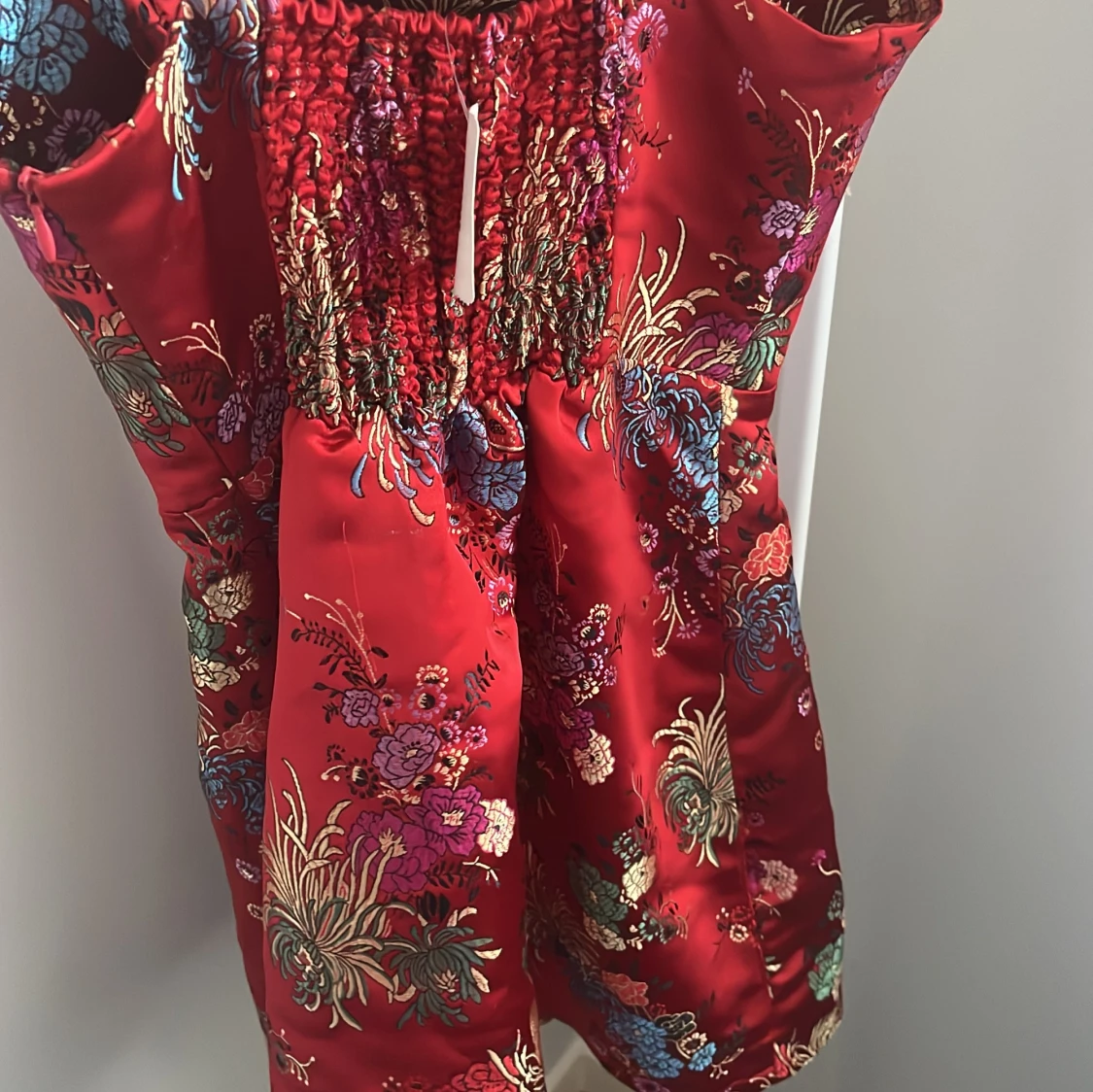 Röd blommig klänning med justerbara axelband - 3