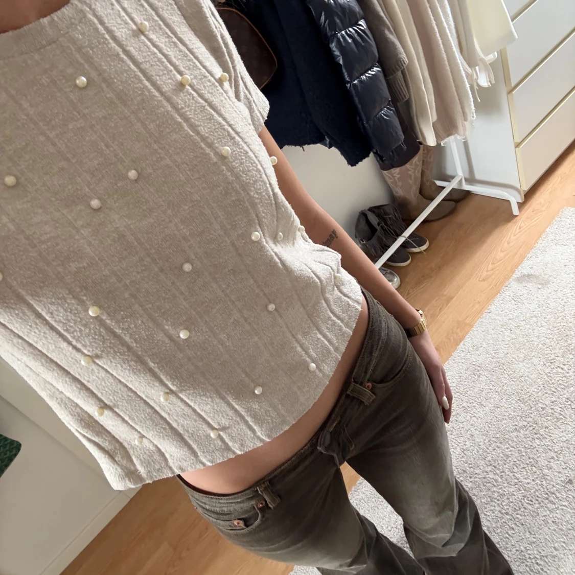 Beige stickad t-shirt med pärlor - 2