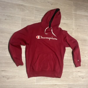 Champion hoodie - Tjena! Säljer en Röd champion hoodie i storleken L. Sitter bra och är fett skön, riktigt bra kvalite också inte alls sliten. Skriv om ni har frågor.