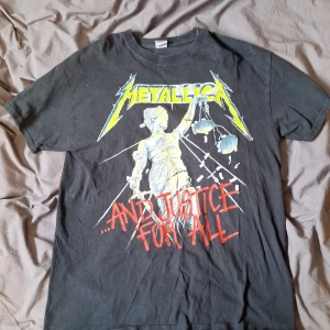 Metallica ...and justice for all t-shirt - Fick den för 3 år sen och har inte haft på mig den på minst 1 år.