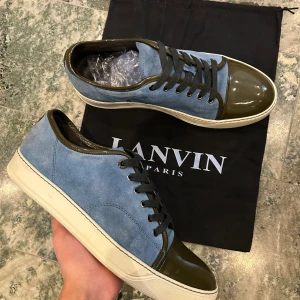 Lanvin cap toe  - Ett par nästan helt nya lanvins i storlek uk9/44. Med skorna medföljer en dustbag! Det finns ett flaw som syns på bild!