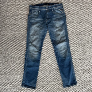 REPLAY ANBASS HYPERFLEX  - Replay anbass hyperflex jeans - Slim fit passform - Storlek W32/L30 - Nypris runt 1800kr -  Deluxecloset