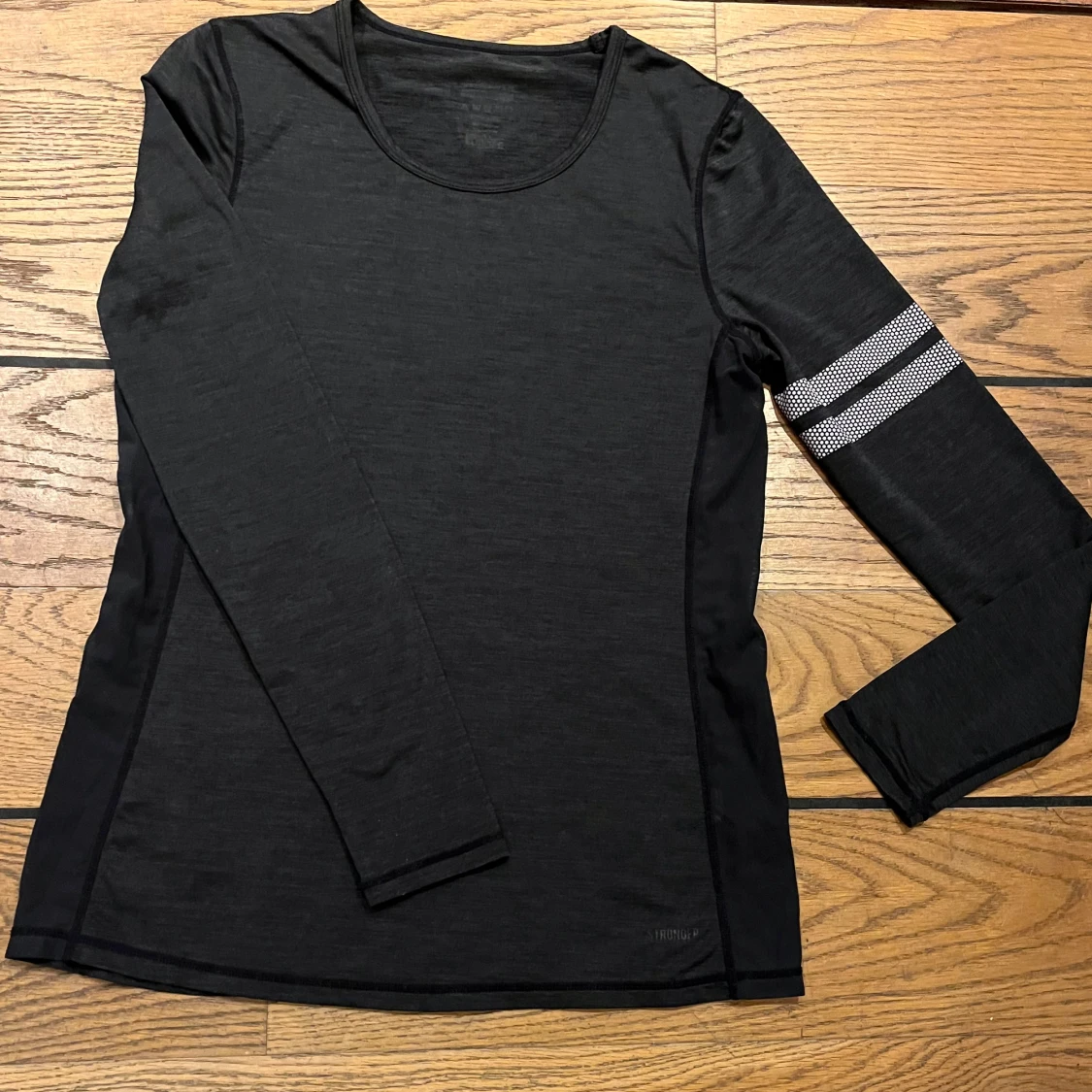 Svart långärmad tröja från Stronger - 1