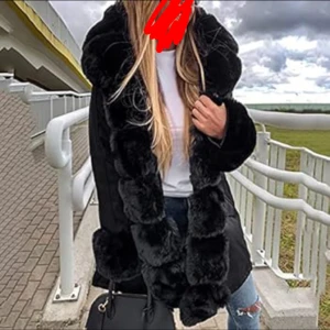 Svart pälsjacka med huva - Säljes billigt pga defekt på päls ärmarna, några knappat har ramlat av men funkar bra att ersätta med säkerhetsnål istället. Pris kan diskuteras 