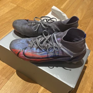 Nike fotbollsskor  - Ett par snygga fotbollsskor som jag inte använder längre då jag köpt andra. Ny pris är ca 3000 men har använt de en del så säljer de väldigt billigt 