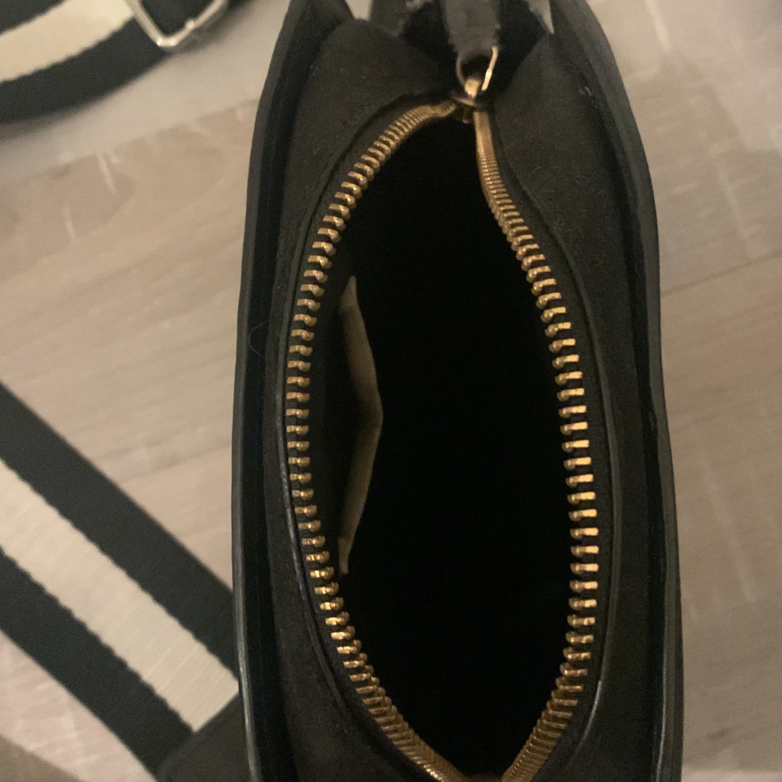 Svart axelväska med randigt band - 4
