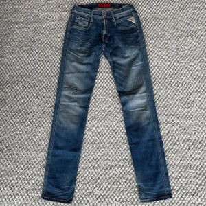 REPLAY ANBASS JEANS  - Replay anbass jeans - Slim fit passform - Storlek W28/L32 - Nypris runt 1800kr -  Deluxecloset
