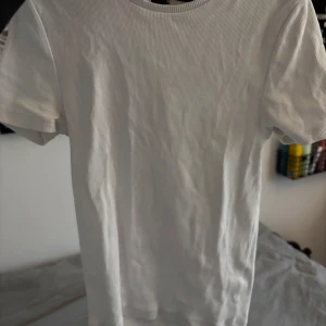 Vit ribbad t-shirt från bikbok - säljer denna fina bikbok t-shirt, säljer därav den har blivit förliten🩷