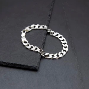 Silverfärgat armband  - Stilrent silverfärgat armband med breda länkar och en säker låsmekanism. Perfekt för att ge en elegant touch till din stil. 18,5cm. 