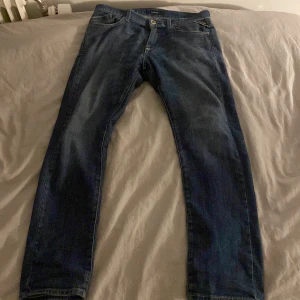 Replay jeans  - Riktigt fina replay jeans i mörkblå färg. De har inga defekter alltså i mycket bra skick. De är i storlek 164 cm 14y och säljs för endast 279 kr !!! 