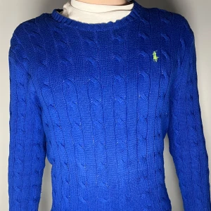 Kabelstickad Ralph lauren - En riktig snygg och trendig kabelstickad Ralph lauren tröja i topp skick, storlek M, vid frågor är de bara att skriva // Gramenti 