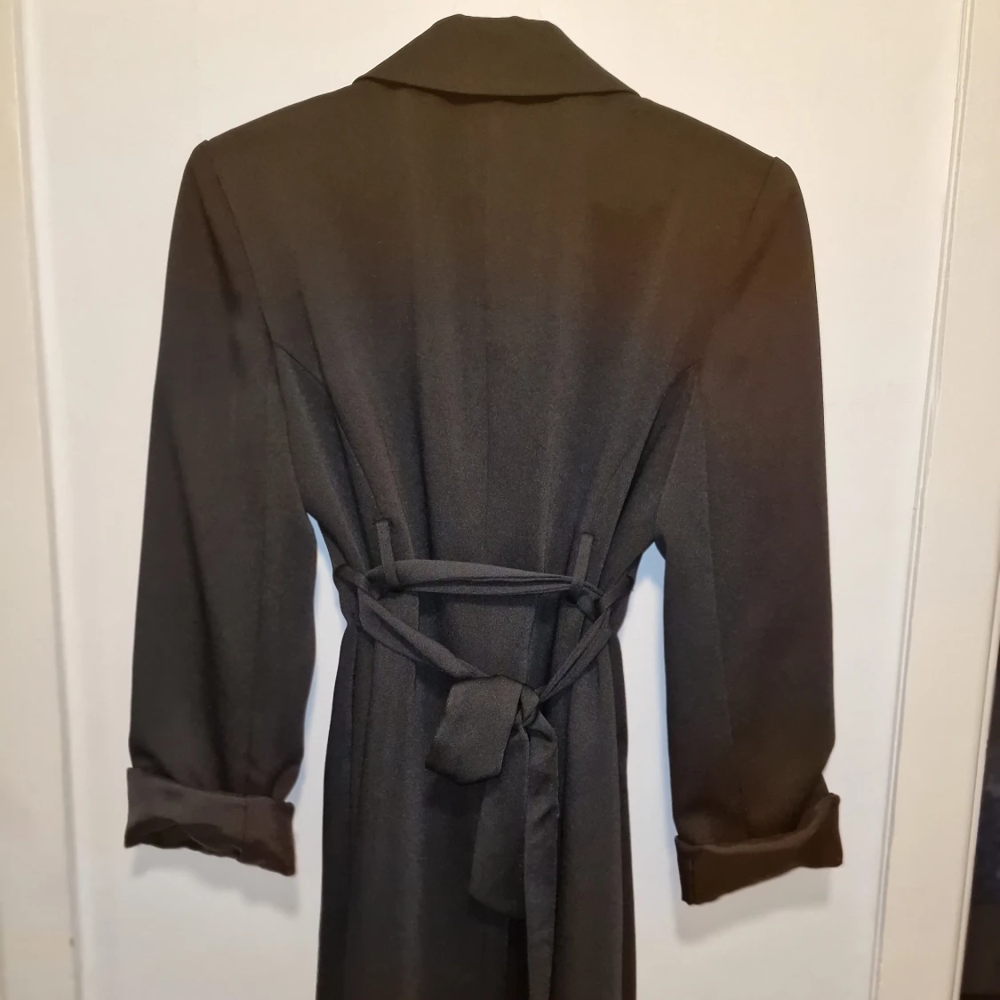 Svart trenchcoat från Shelli Segal - 2
