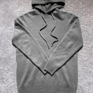 Merino Ull Hoodie - Skön merino ull hoodie som är perfekt för vintern. Tänk på att storken är lite liten. Sprillans ny ifrån våran leverantör. Om ni har frågor eller funderingar skriv gärna!