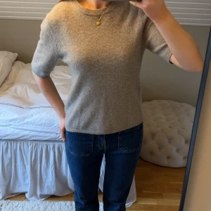 Kashmir t-shirt - Jättefin kashmir t-shirt från HM i storlek M men passar mig bra som normalt är S. Lite nopprig men det är lätt att ta bort, i övrigt i fint skick💕