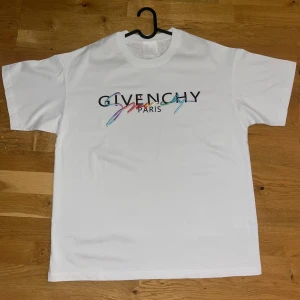 Givenchy T-shirt (M) - Säljer denna t-shirt från Givenchy i storlek M. Den är lite oversize vid midjan men passar bra vid axlarna