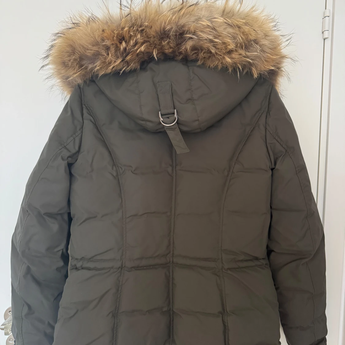 Olivgrön parkajacka med pälsdetaljer från Hollies - 1